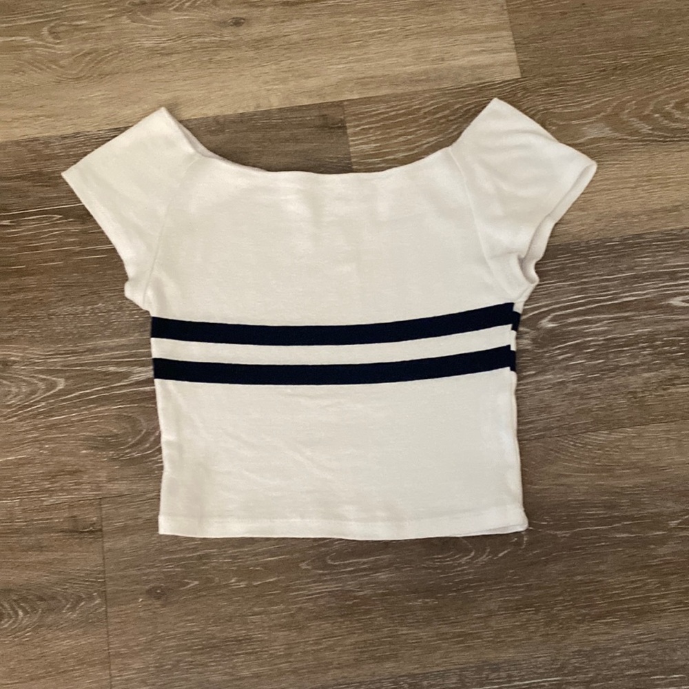 white cropped baby T🖤🤍